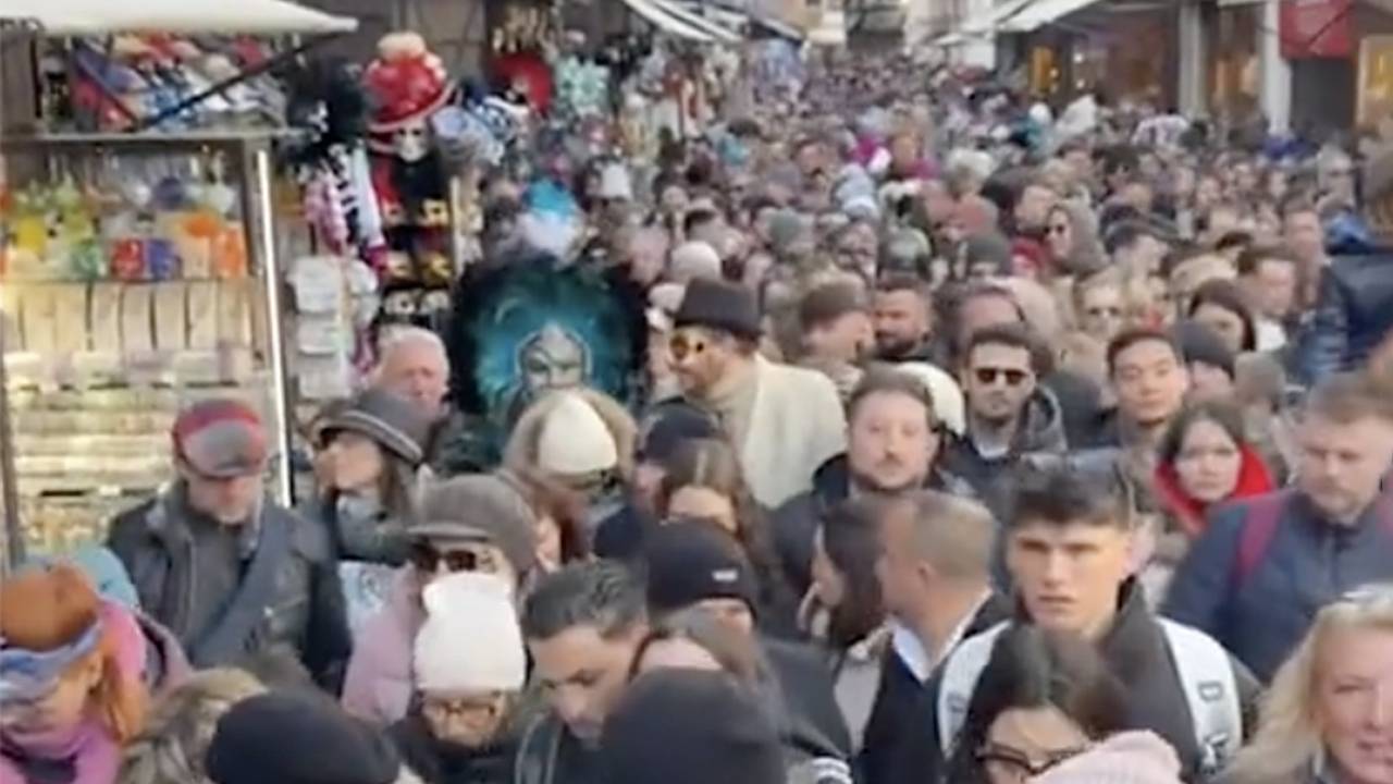Заполонившие улицы европейского города туристы попали на видео и разозлили местных жителей