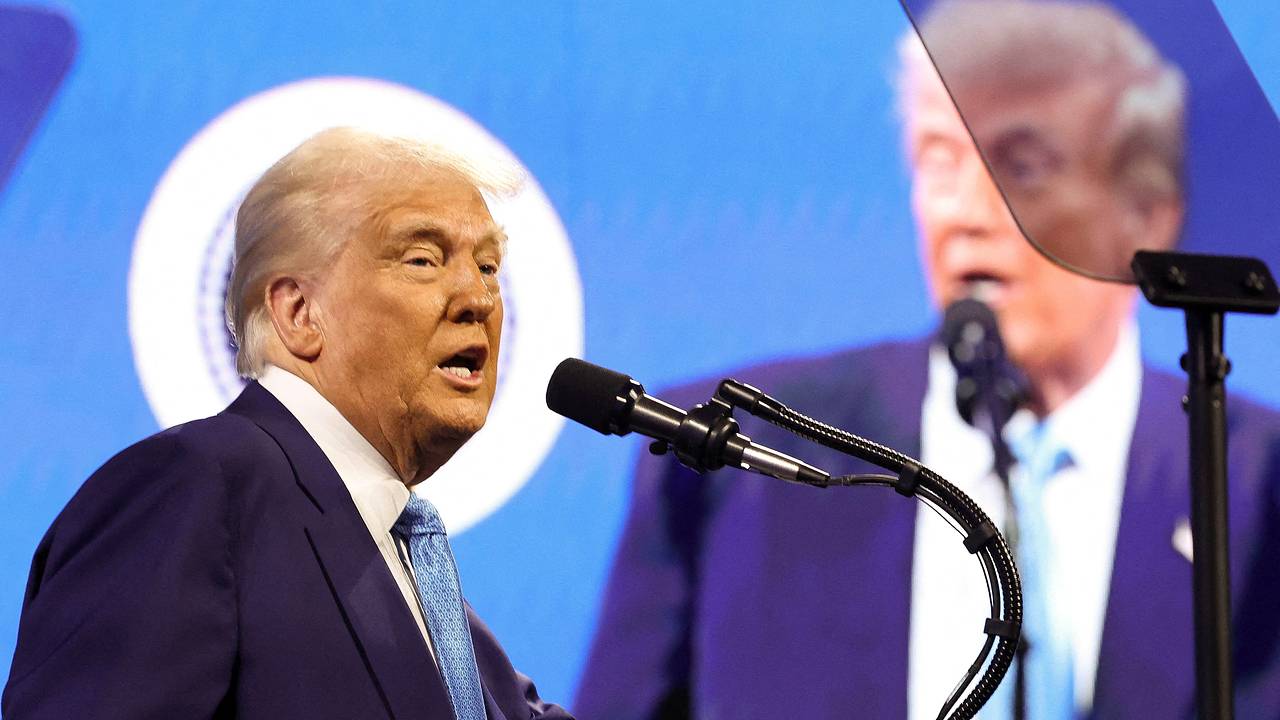 Трамп резко ответил несогласным с его словами о рейтинге Зеленского