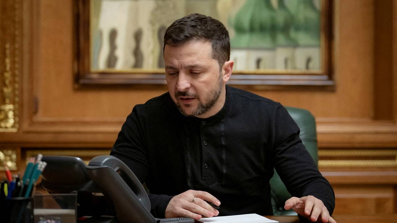 Карлсон заметил странность в поведении Зеленского