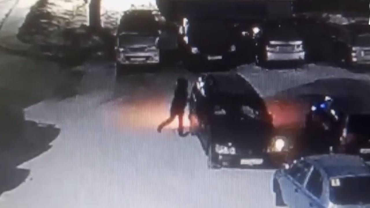 Россиянка разнесла чужую машину и попала на видео