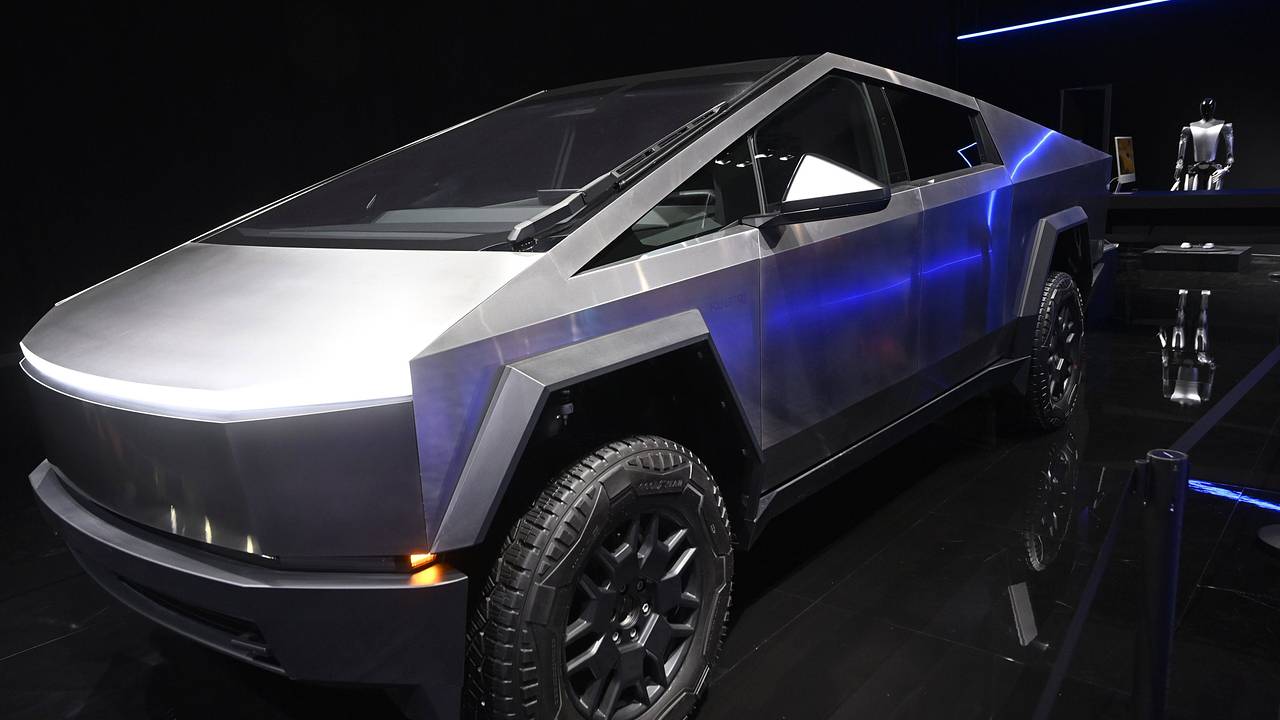 Безопасность стального пикапа Tesla оценили