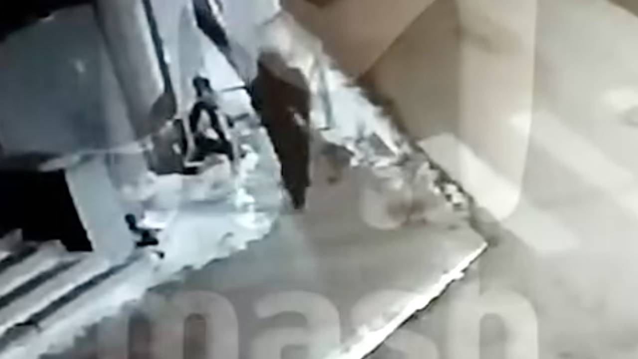 Россиянин разорвал баннер к 80-летию Победы и попал на видео