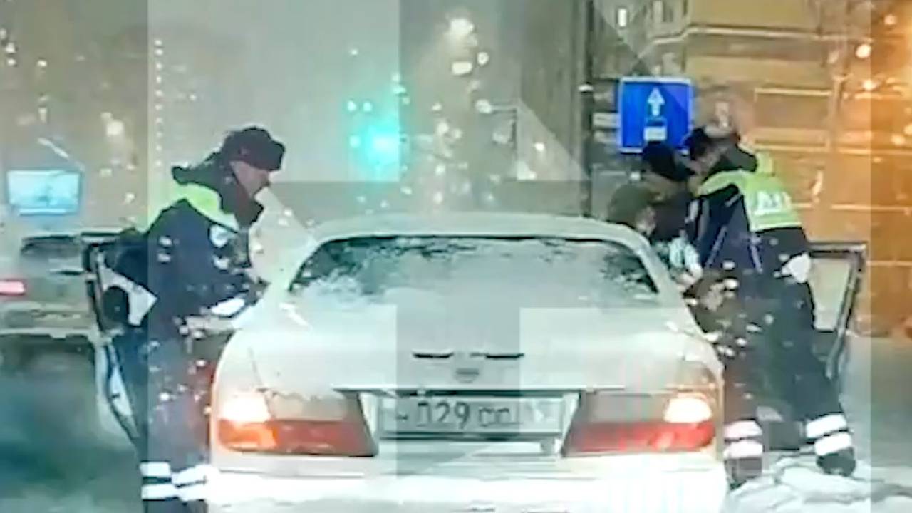 Момент нападения на сотрудников ДПС в Москве попал на видео