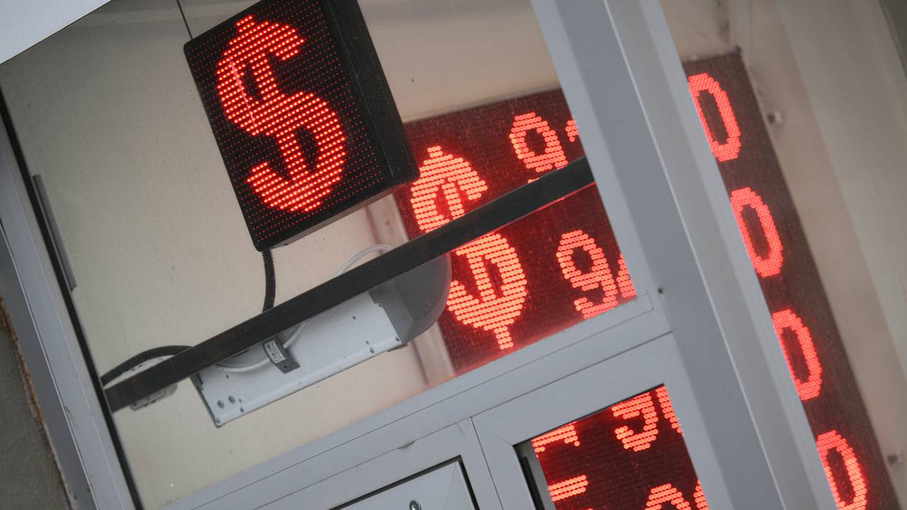 Курс доллара опустился до многомесячного минимума