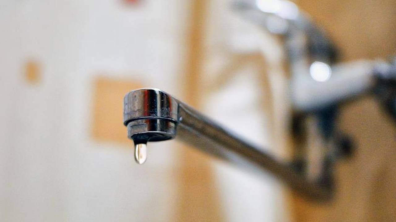 Жители российского региона пожаловались на текущий из кранов «тархун»