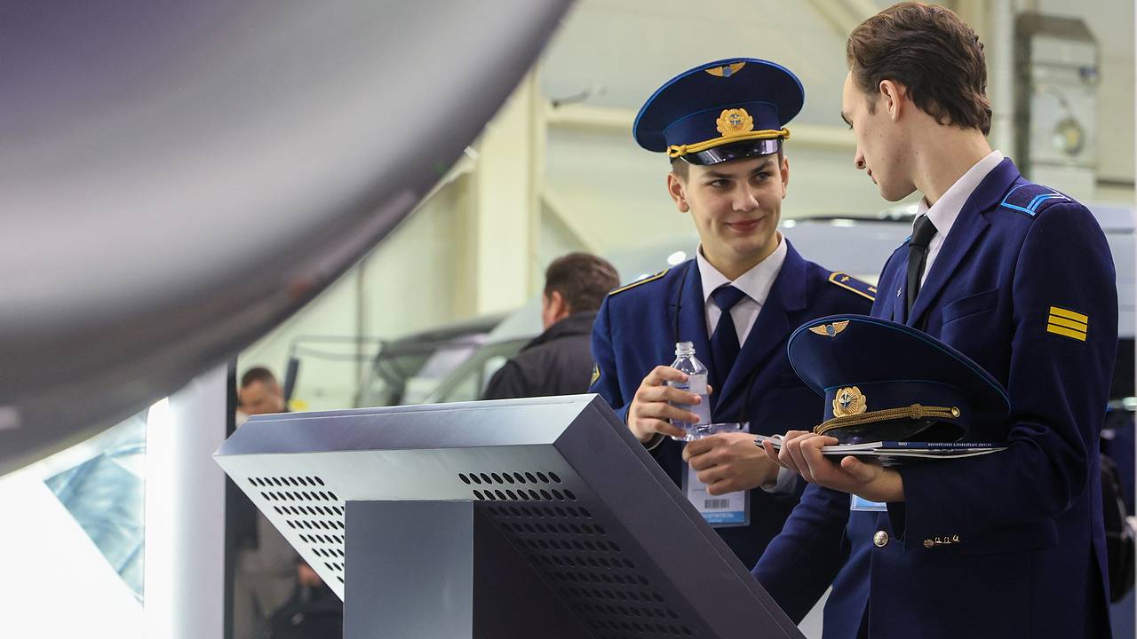 Бывшая российская стюардесса назвала отношения с пилотами «зашкваром»