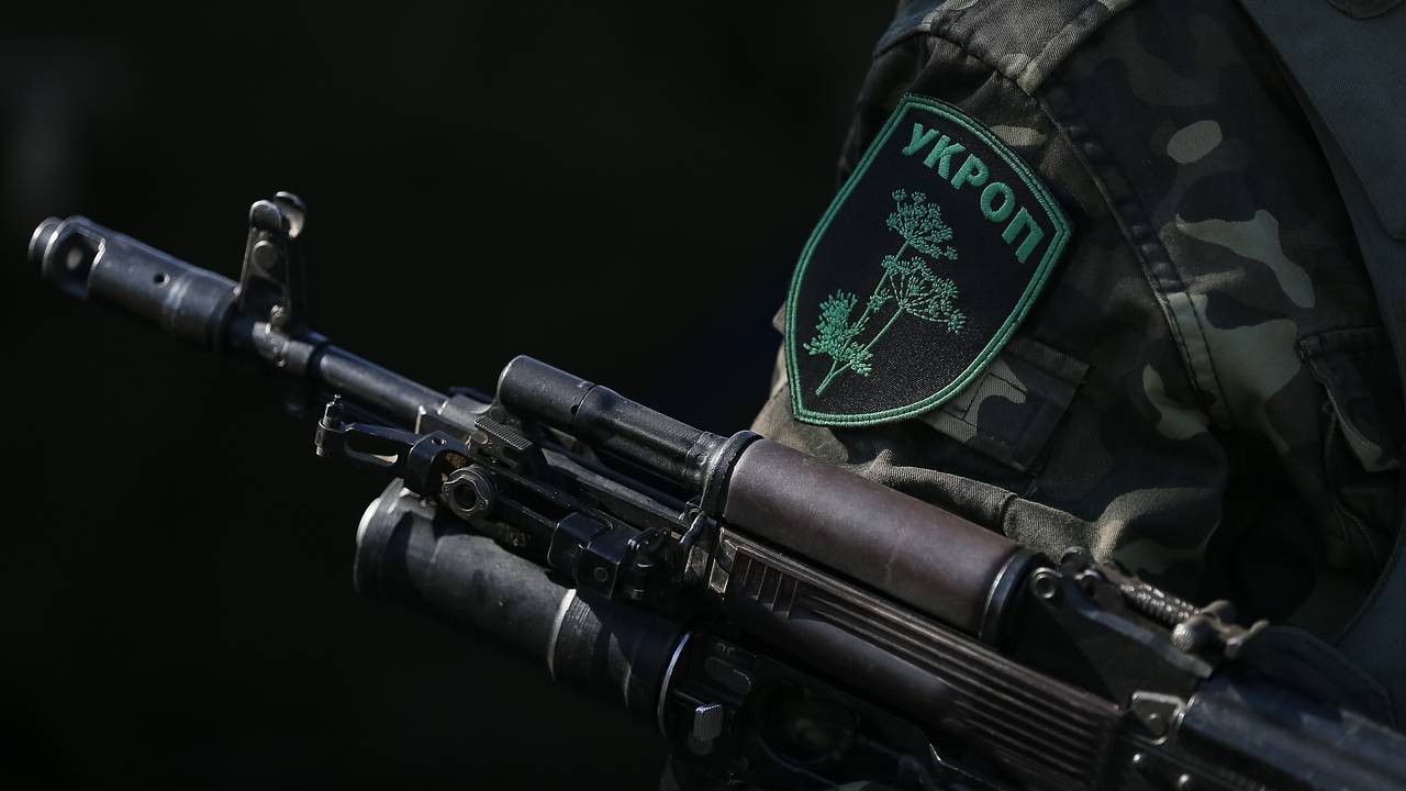 В российских маркетплейсах обнаружили одежду с символикой ВСУ