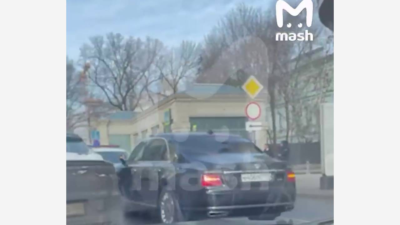 Правительственный Aurus попал в ДТП в центре Москвы