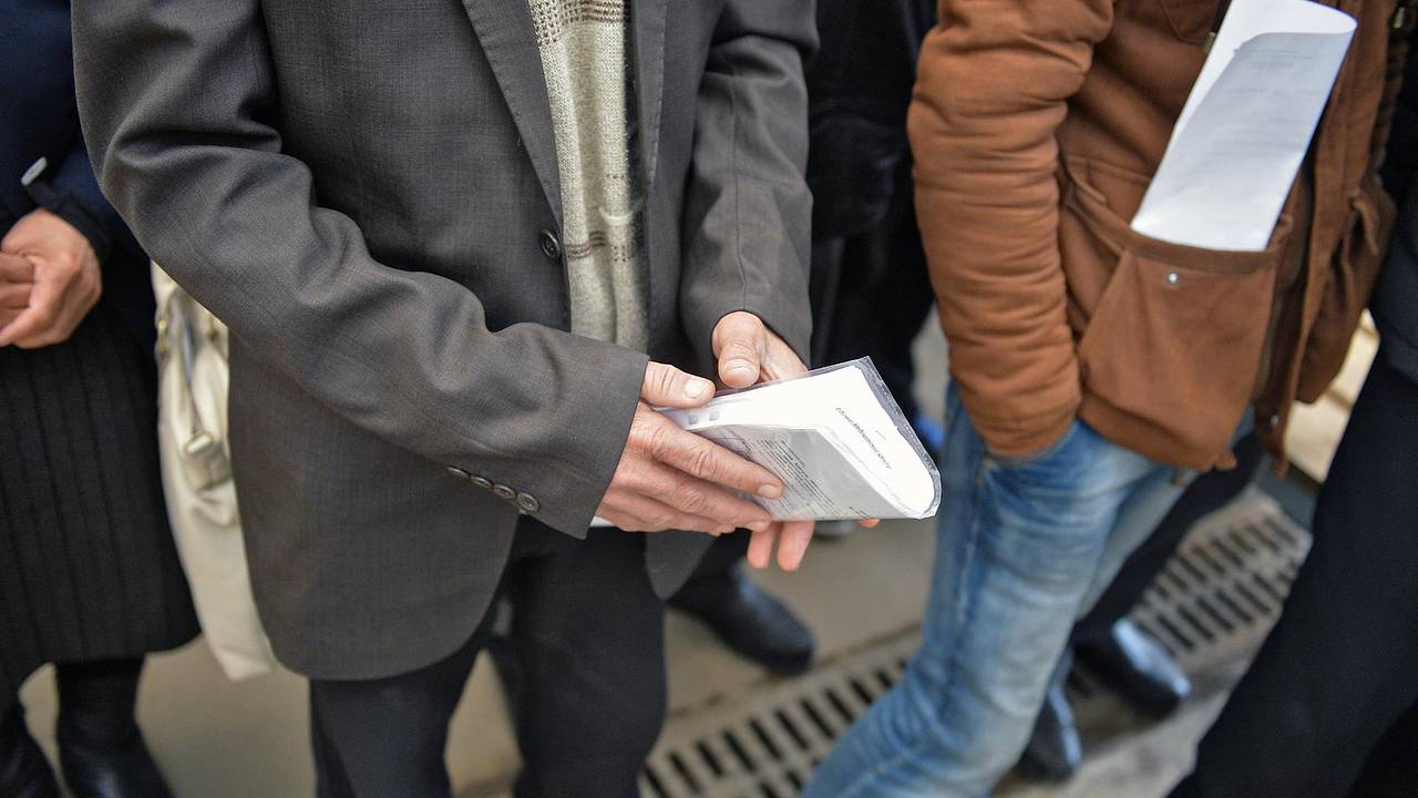 Сотни мигрантов с одной целью выстроились у миграционного центра в российском городе