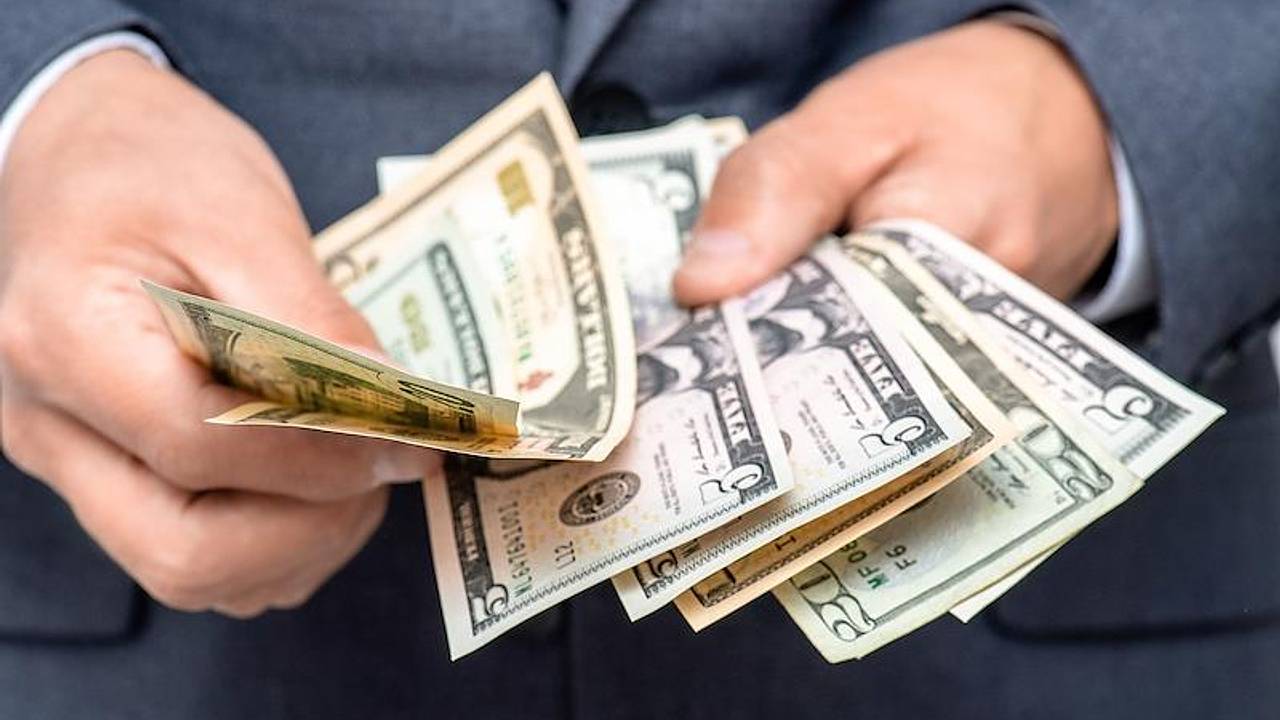 Россиянам рассказали о способах отличить старые и новые доллары