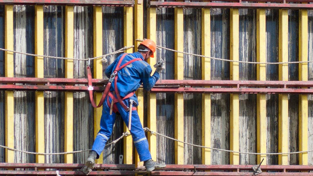 Металлургический концерн решил завезти в российский город тысячи мигрантов