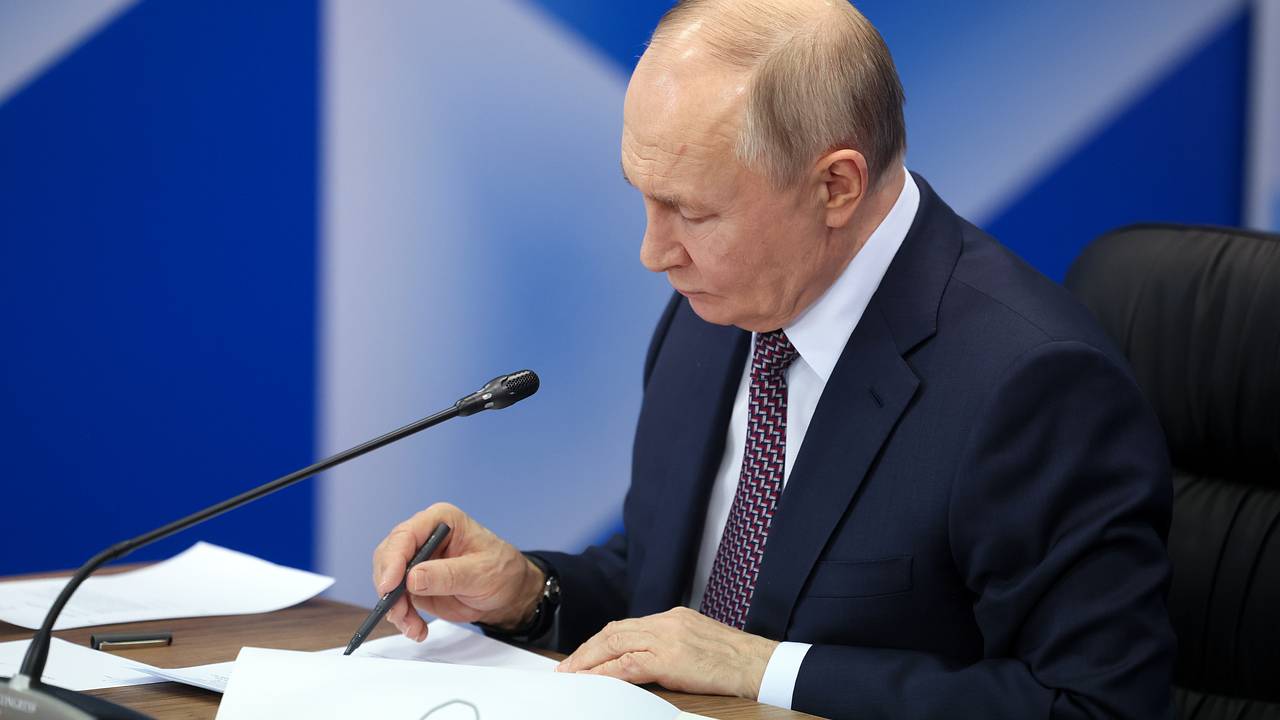 Путин разрешил сделки с акциями «Россетей»