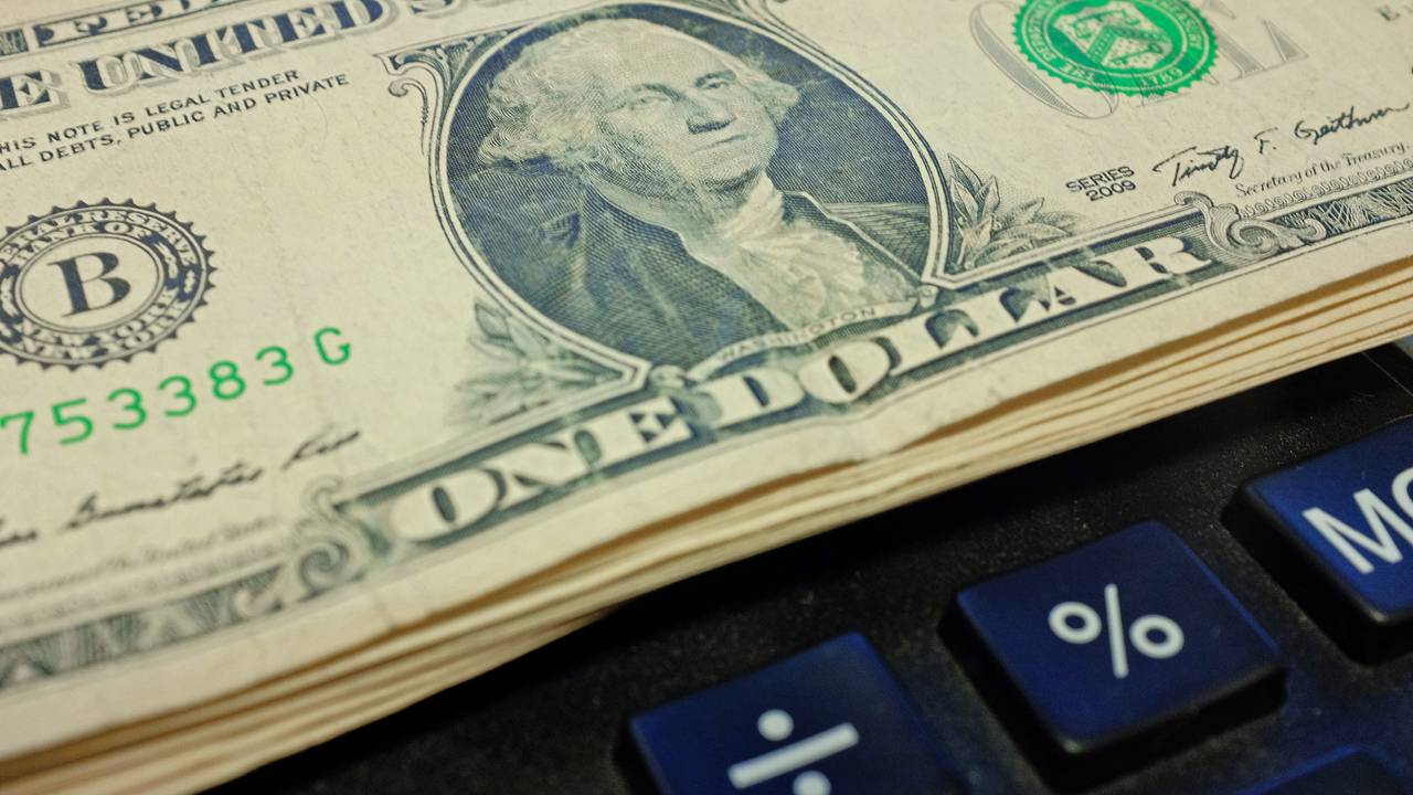 Россиянам объяснили нежелание банков иметь дело с долларами старого образца