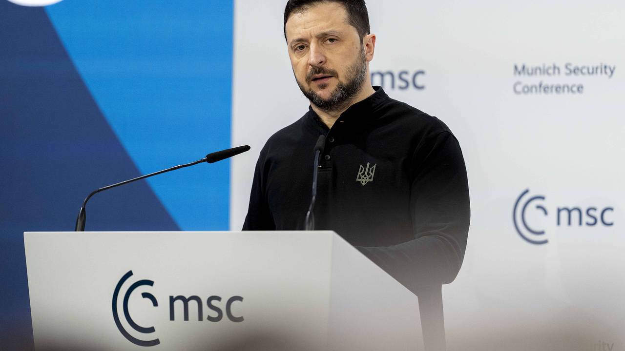 Офис Зеленского всю ночь работал с документами