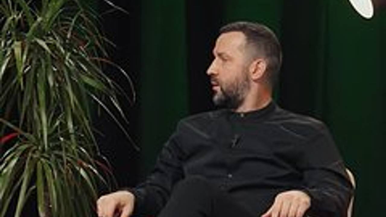 Уехавший в Европу комик обжаловал отказ снять с него статус иноагента