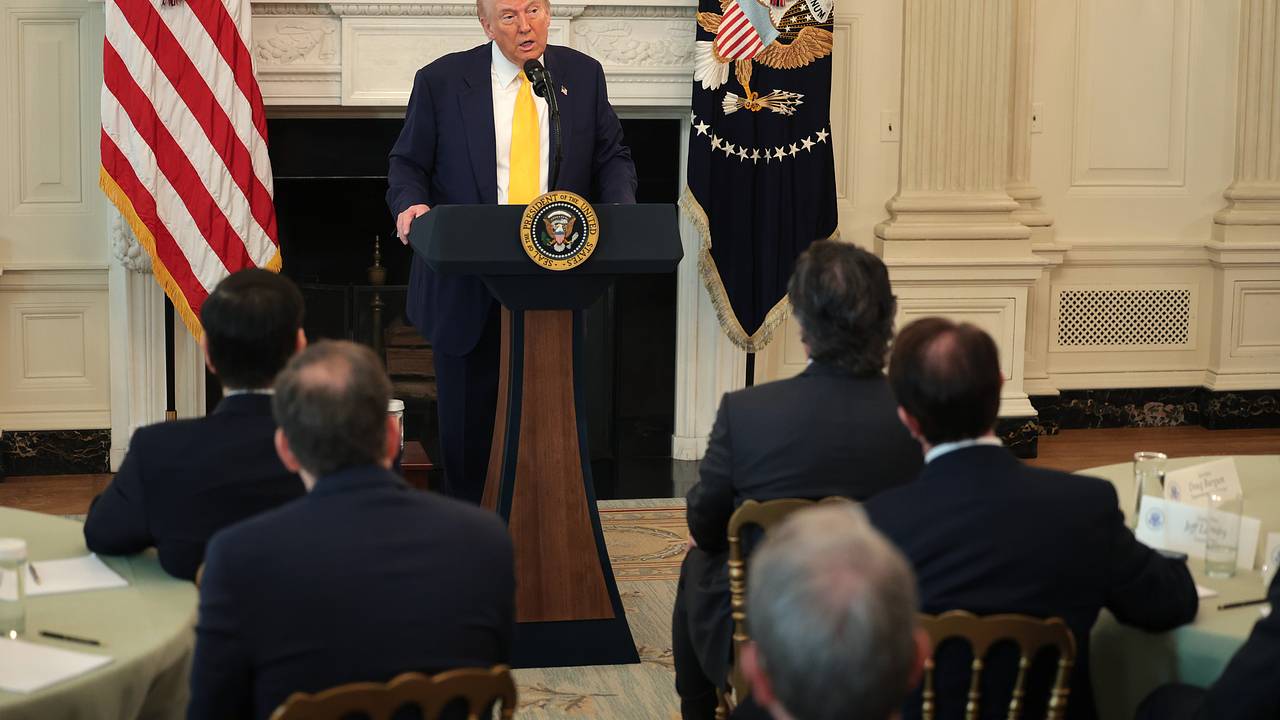 Медведев призвал судить об администрации Трампа по реальным делам