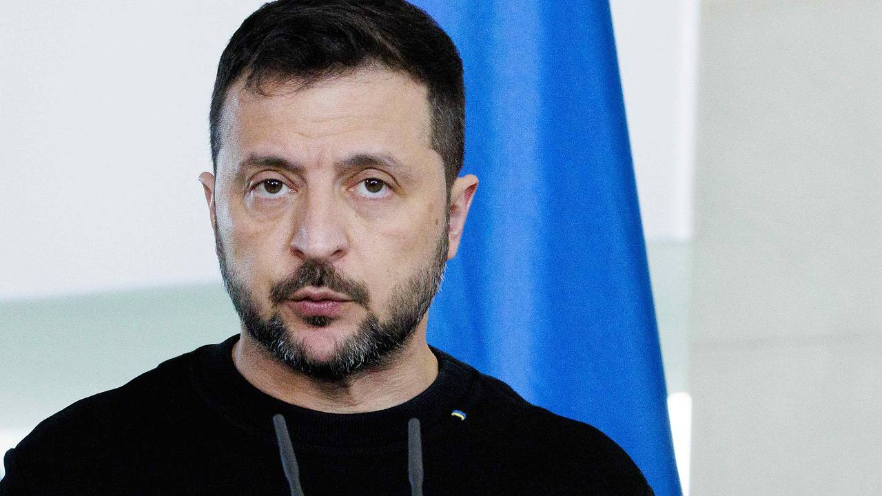 Медведев призвал США осматривать туалеты после приезда Зеленского