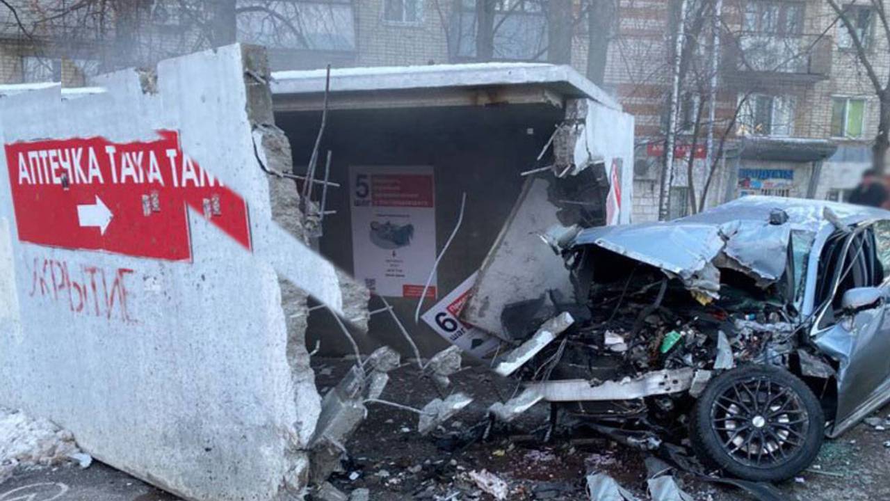 В Белгороде автомобиль «разорвало» от столкновения с бетонным укрытием