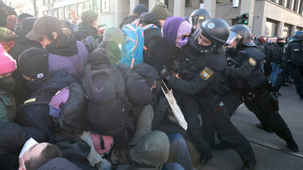 В Берлине полиция применила слезоточивый газ против активистов