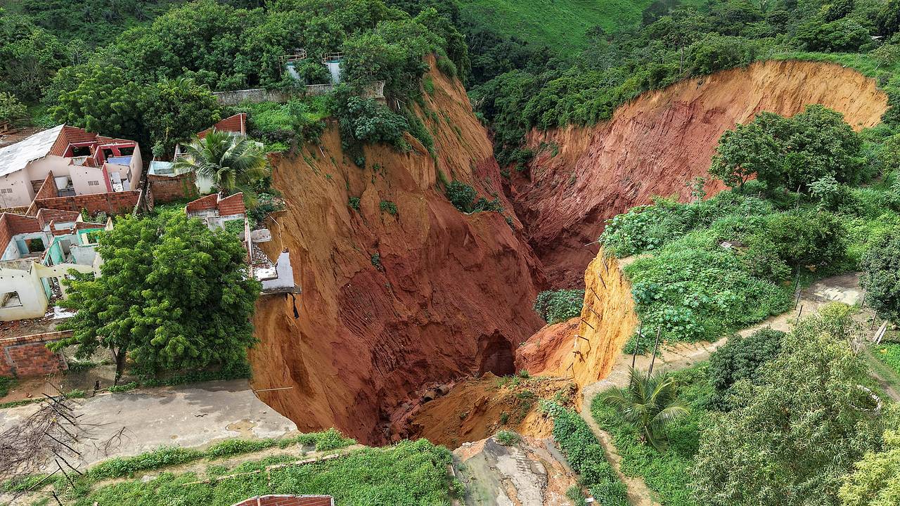 Из-за уходящего под землю бразильского города объявили режим ЧС