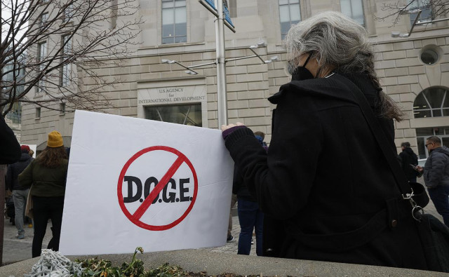 Служащие USAID из страха попросили не называть свои имена в иске DOGE