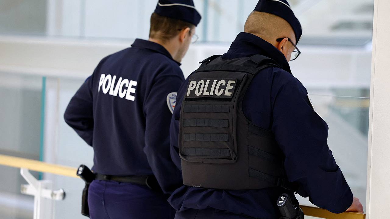 При нападении неизвестного с ножом во французском городе погиб человек