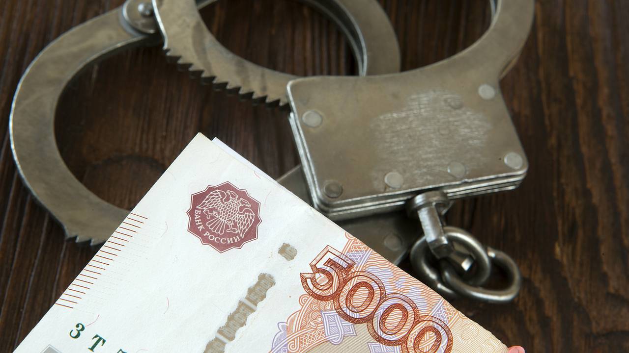 Оперуполномоченного по особо важным делам МВД обвинили в посредничестве во взятке