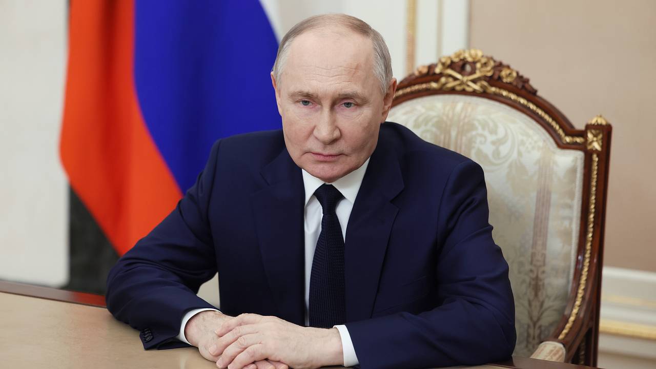 Путин поздравил Героев России с Днем защитника Отечества
