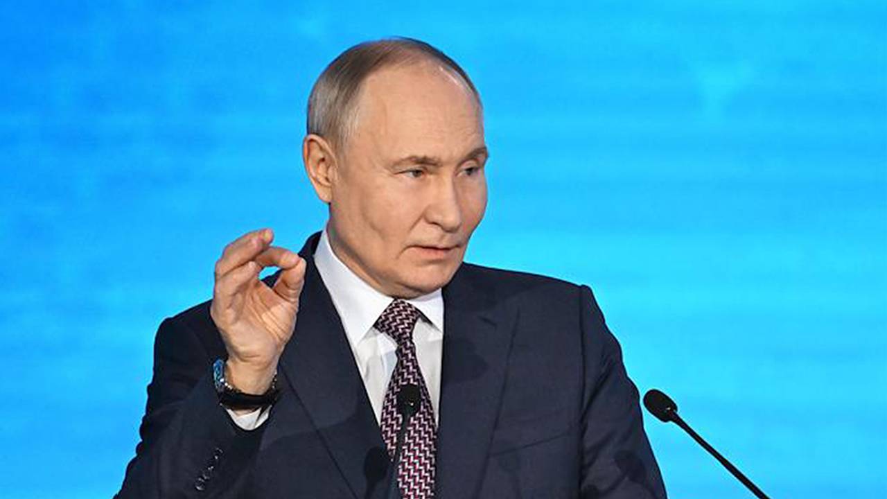 Песков назвал Путина уникальным президентом