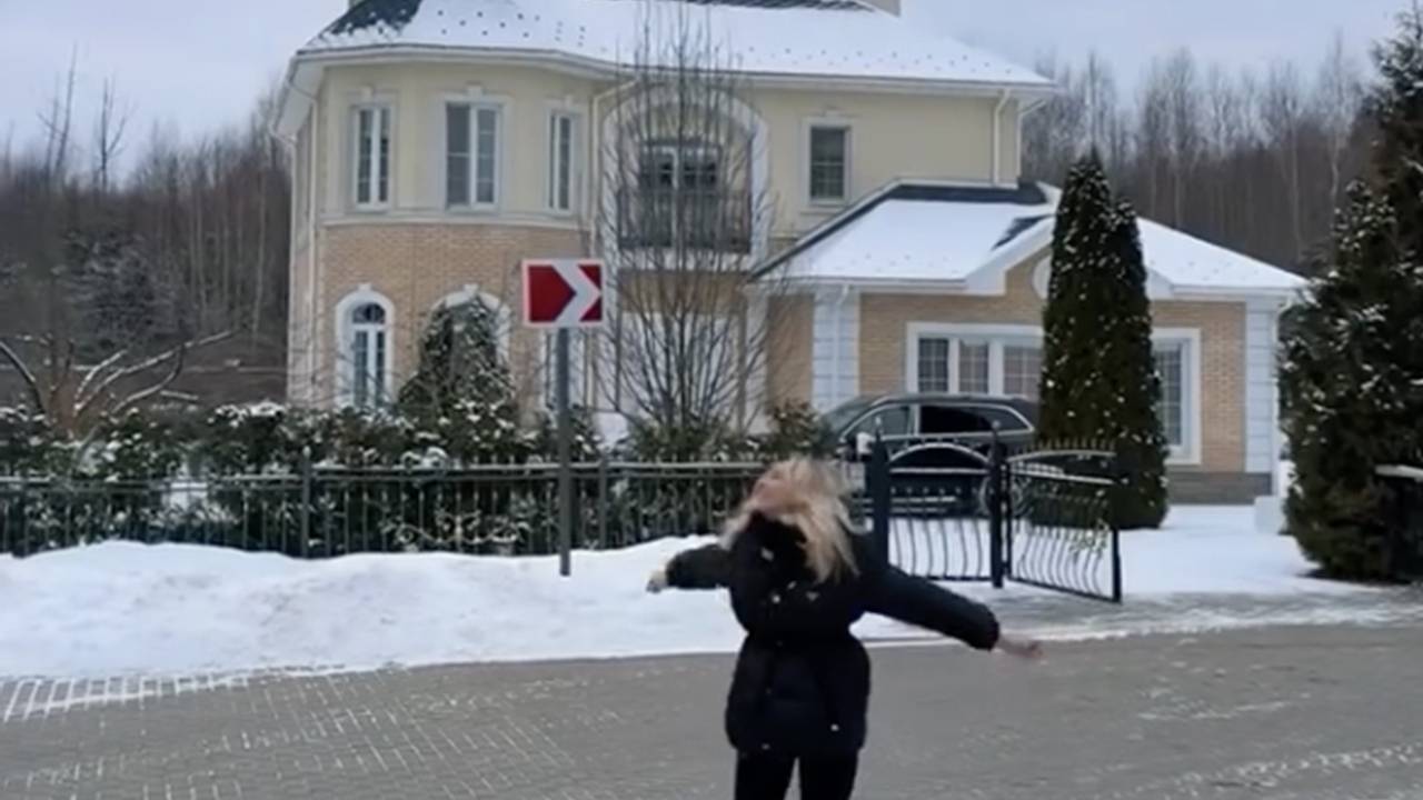 Жена экс-мужа Ксении Бородиной похвасталась новым домом