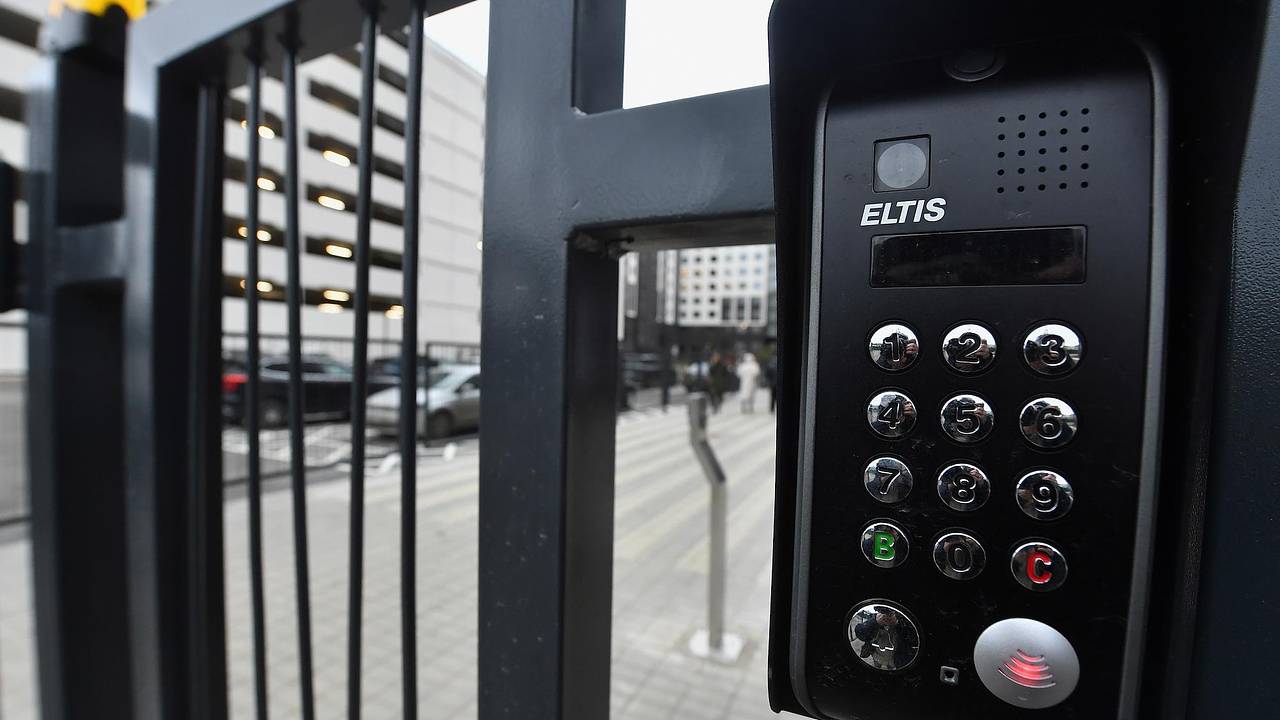 Домофоны в России начали желать мужчинам «нашаманить женщину»