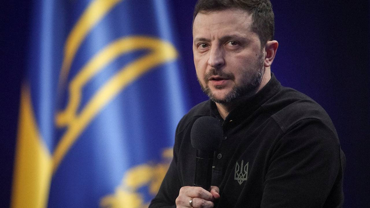 В Совфеде предположили получение Зеленским команды собирать чемоданы