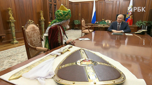 Верховный муфтий подарил Путину щит и меч защитника Отечества