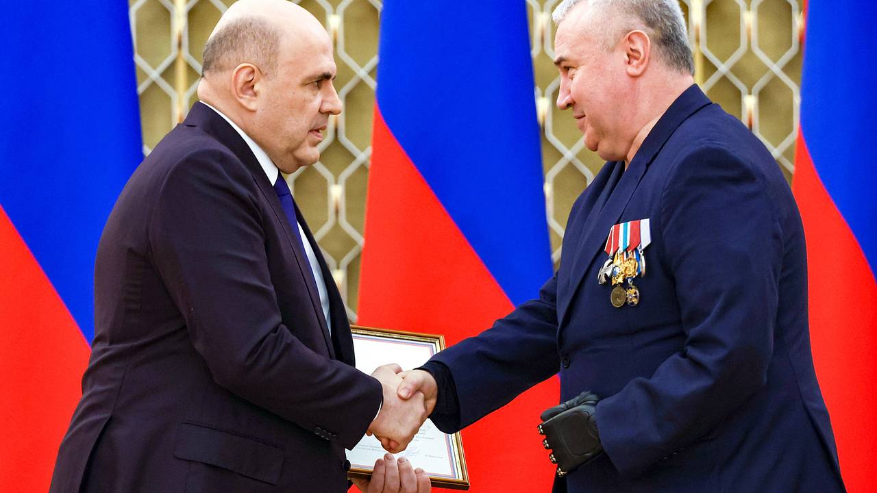 Попавший под обстрел ВСУ военкор пережил тяжелое ранение. Свою оторванную руку он взял с собой в госпиталь