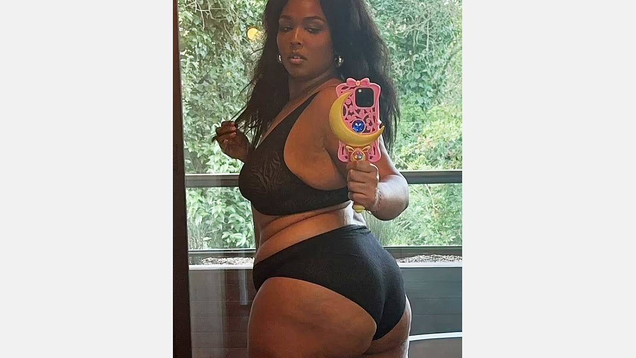 Рэперша Lizzo показала целлюлит на фото в нижнем белье