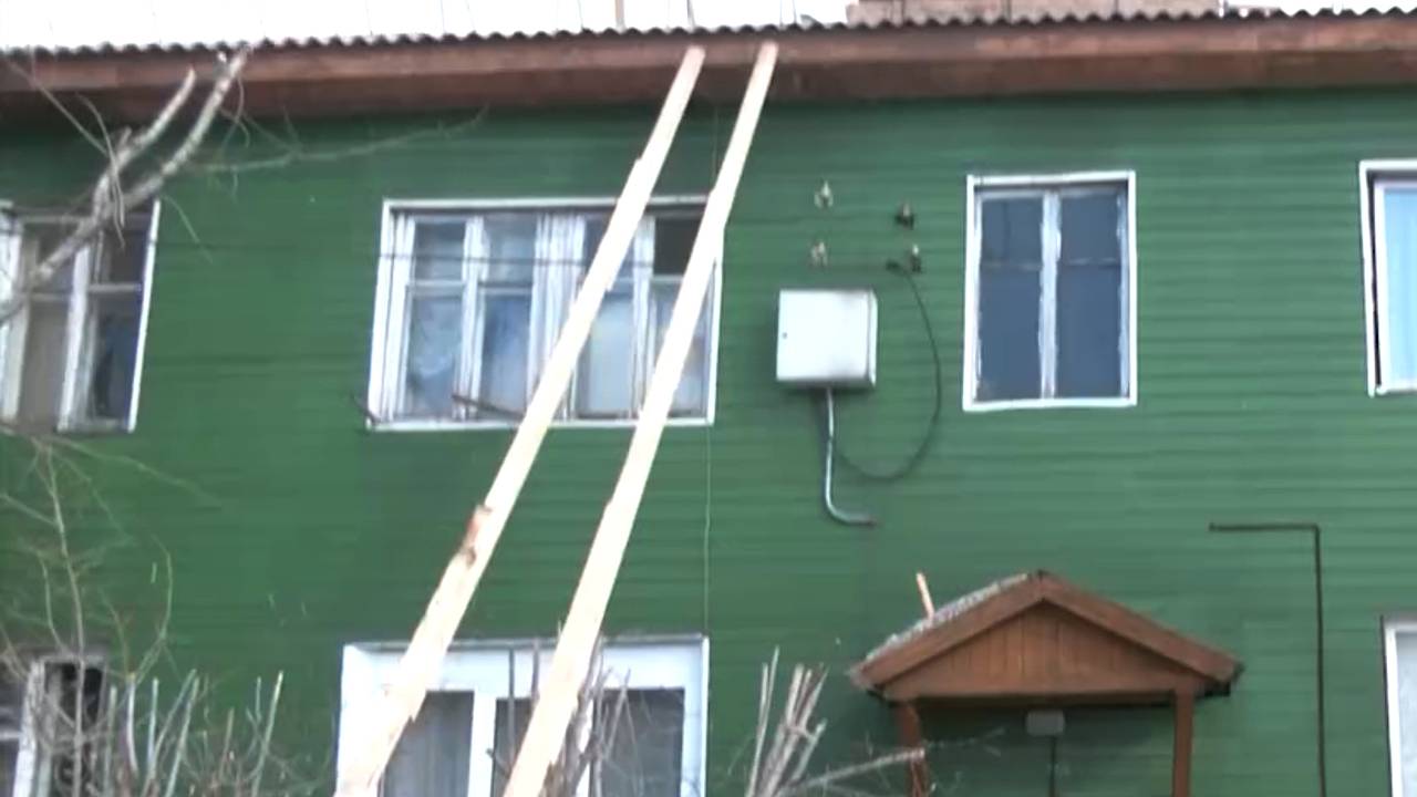В российском городе дом начал разваливаться на глазах после ремонта крыши