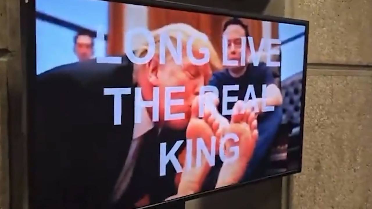 Хакеры взломали телевизор Минстроя США и увидели целующего ноги Маску Трампа