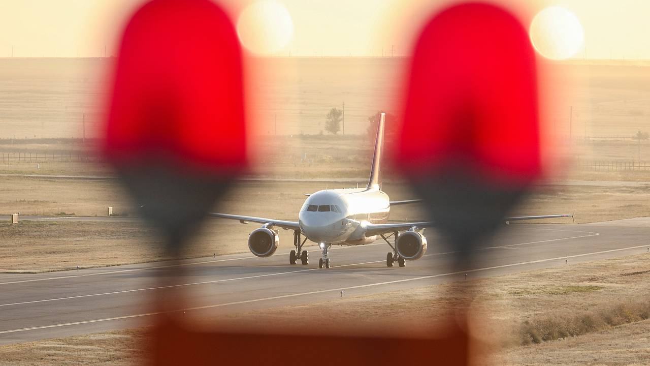 Superjet с десятками пассажиров приготовился к экстренной посадке в аэропорту Москвы
