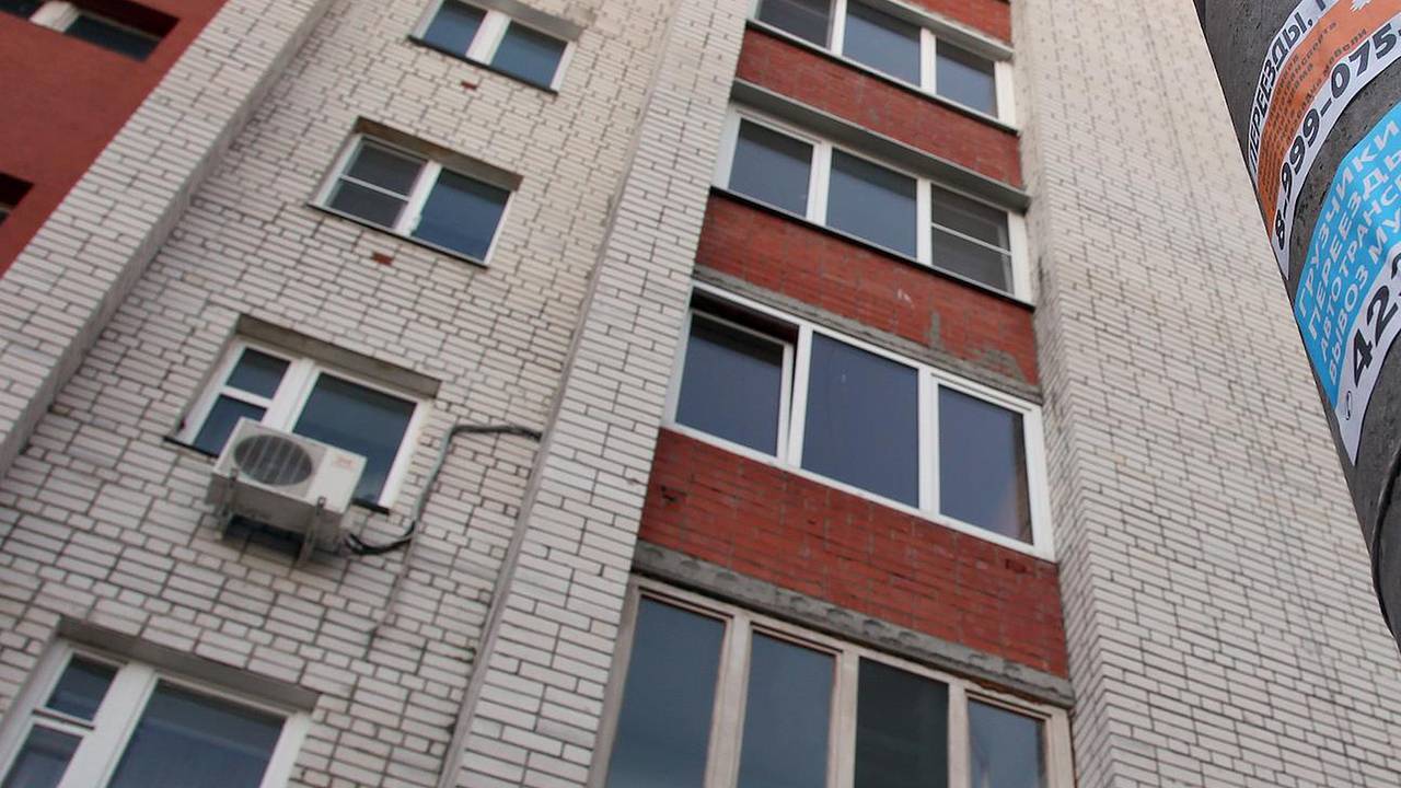 В российском селе в квартире многодетной семьи рухнул потолок