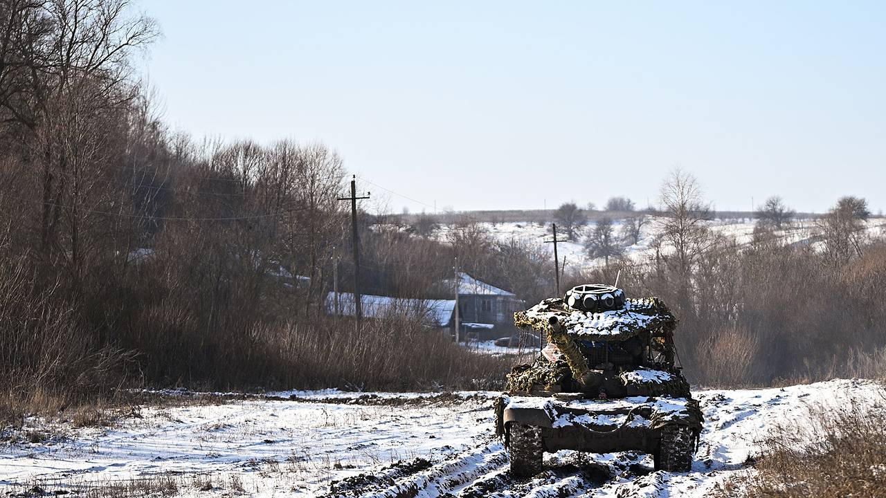 Потерявший ноги участник СВО не смог выйти из подъезда из-за разрушенной лестницы