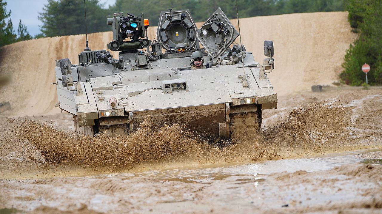 Британия увеличит военные расходы за счет отказа от помощи другим странам