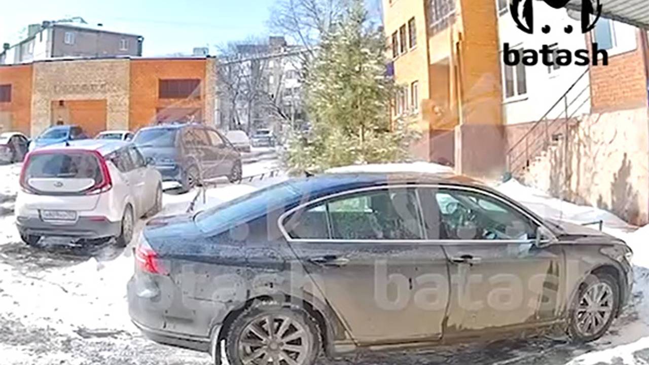 Обвал облицовки с жилого дома в российском городе попал на видео