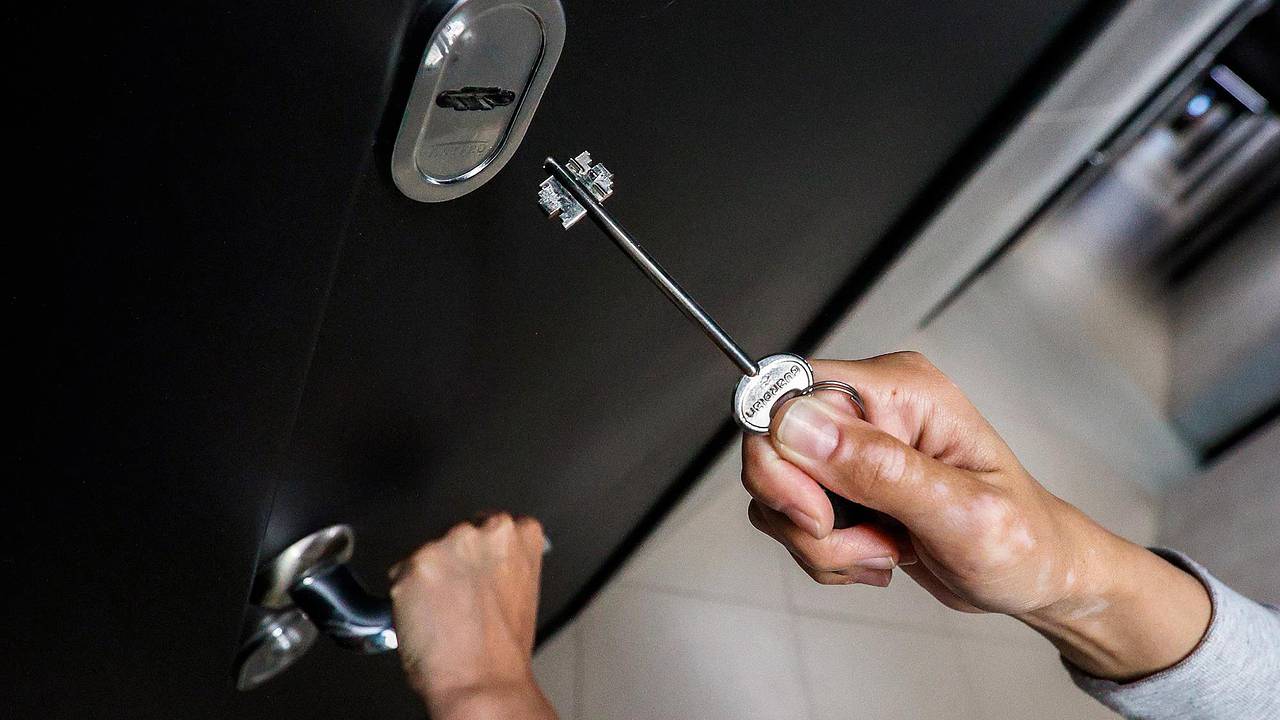 В МЧС объяснили правила установки дверей в квартирах