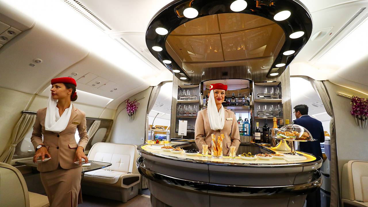 Российская стюардесса рассказала о жестком контроле внешности в Emirates