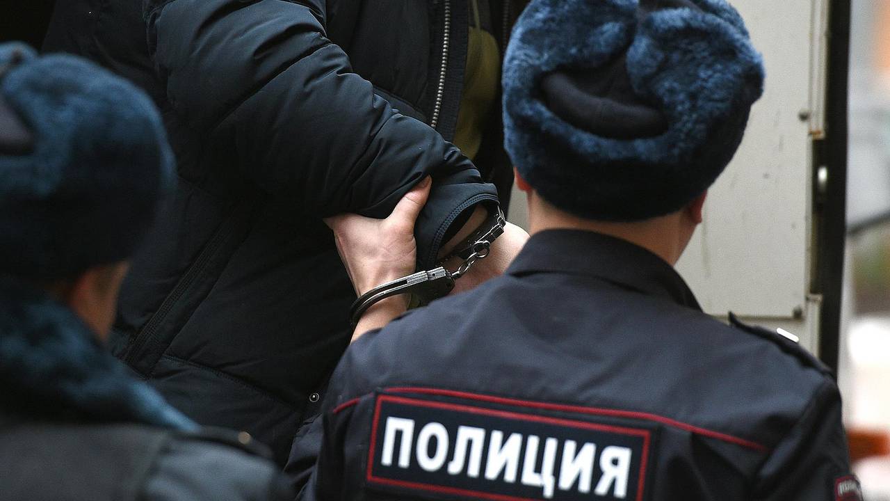 Россиянин с друзьями устроили стрельбу под окнами возлюбленной и попались
