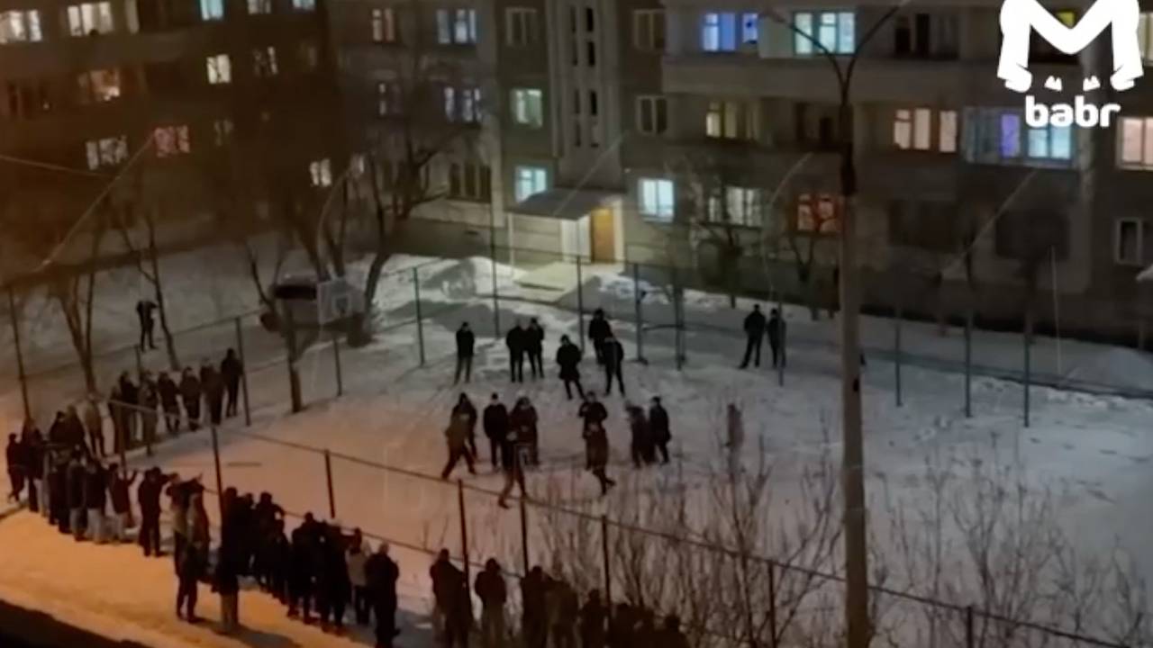 Десятки человек сошлись на уличную драку в российском городе и попали на видео