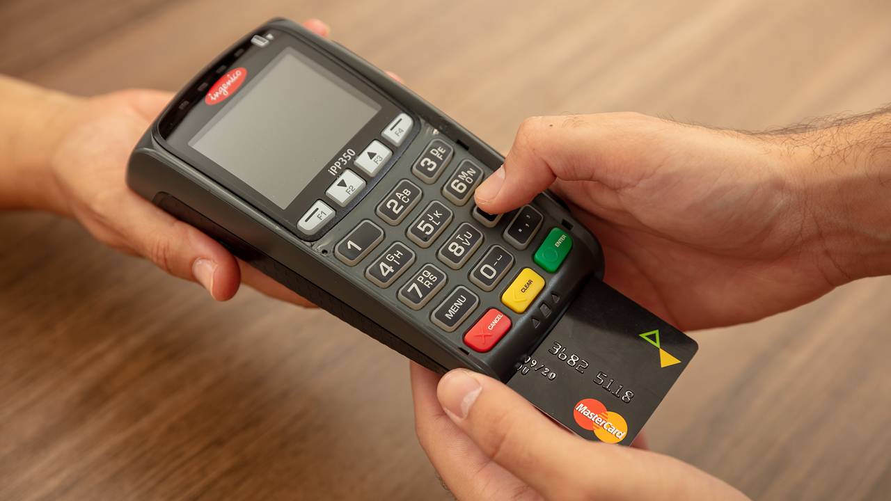 Россиян предупредили о связанном с картами Visa и Mastercard мошенничестве