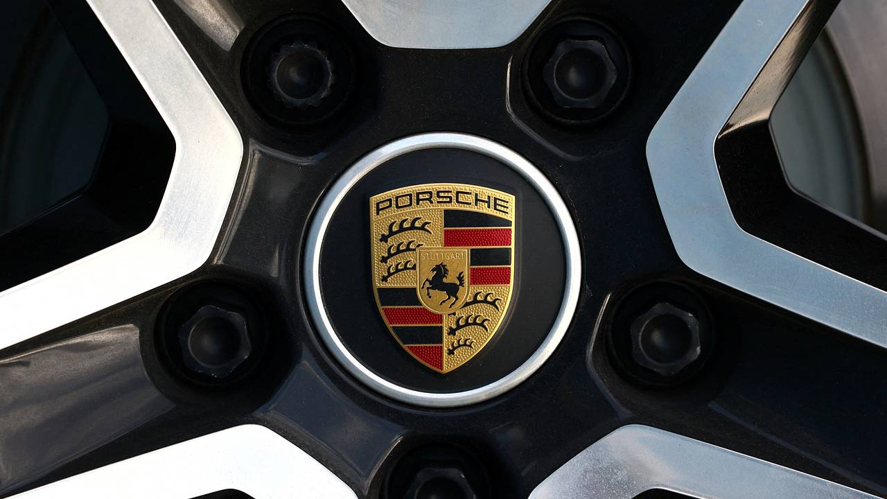 Под Москвой мужчина выбросил подаренный супруге Porsche на помойку