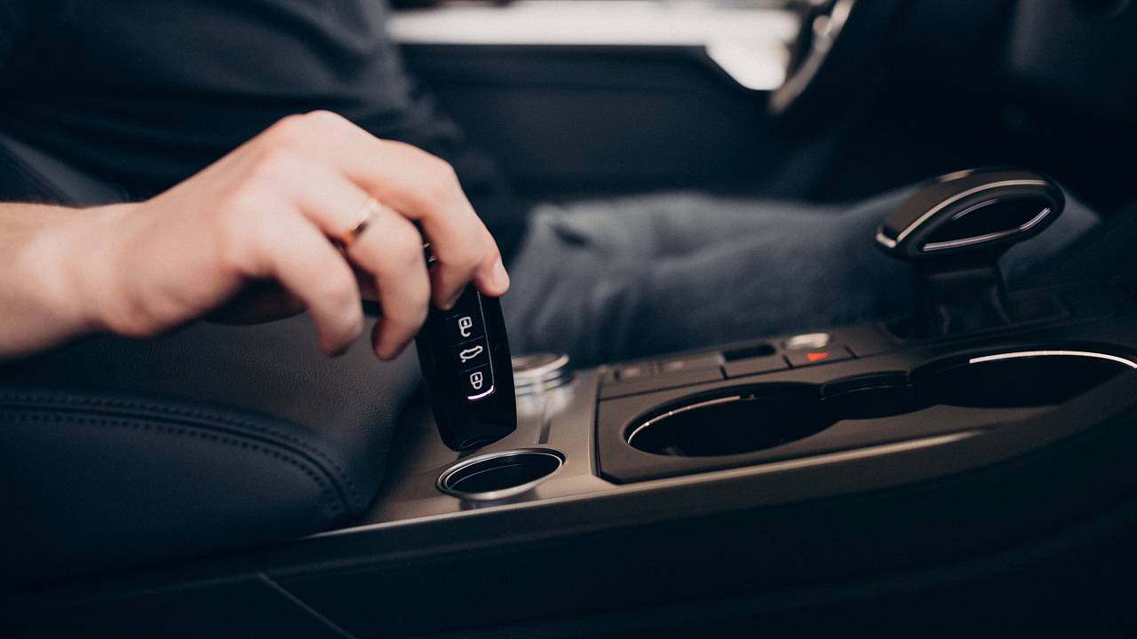 Мужчина выбросил подаренный жене Porsche на помойку из-за ссоры с ней