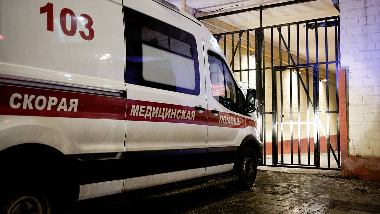 Металлопрокатчики надули коллегу баллоном через задний проход в качестве эксперимента